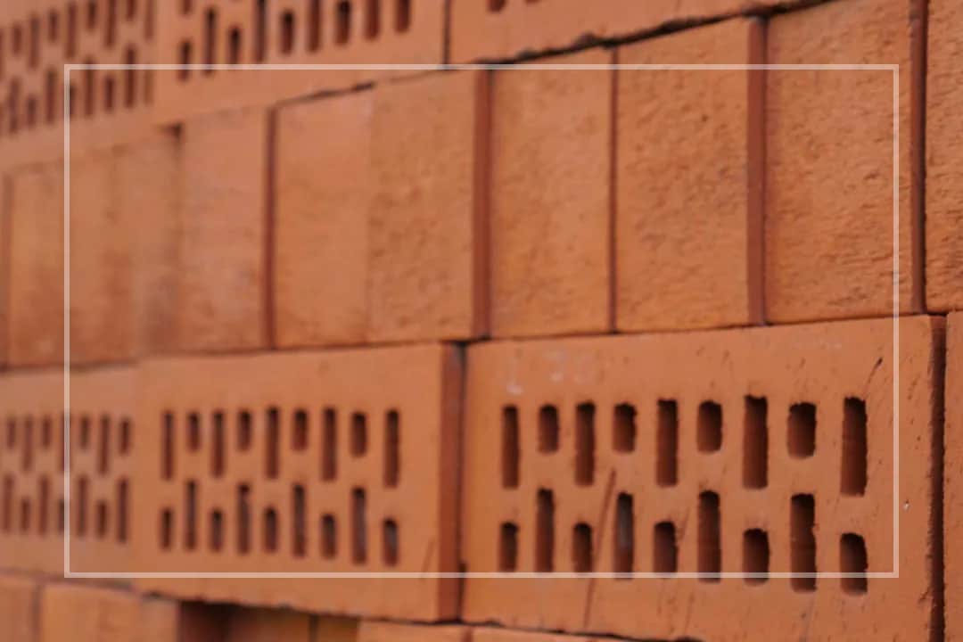 Cegła czy pustak – co wybrać, aby uniknąć wysokich kosztów budowy?