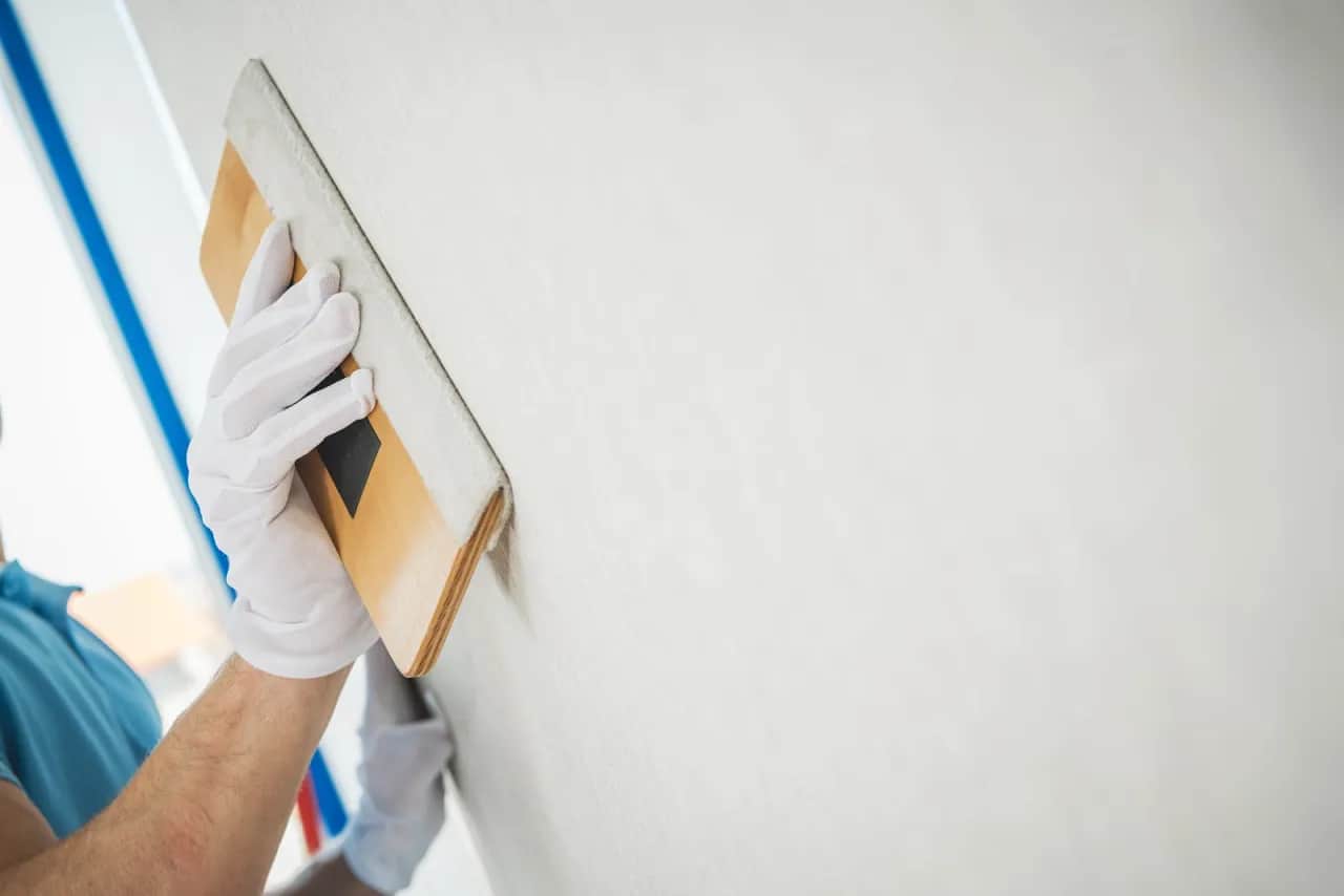 Tynk akrylowy czy silikonowy - który wybór uchroni przed wilgocią?