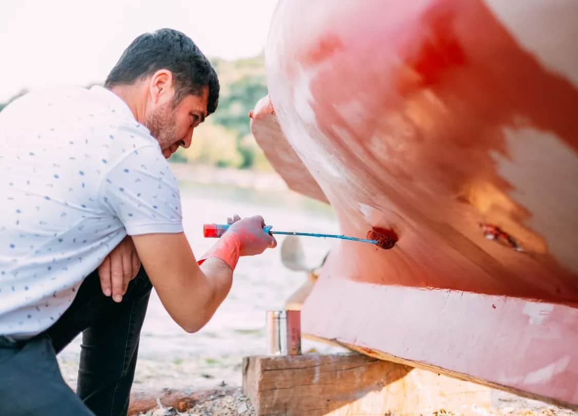 Jaką farbę do łodzi z laminatu wybrać, aby uniknąć błędów?