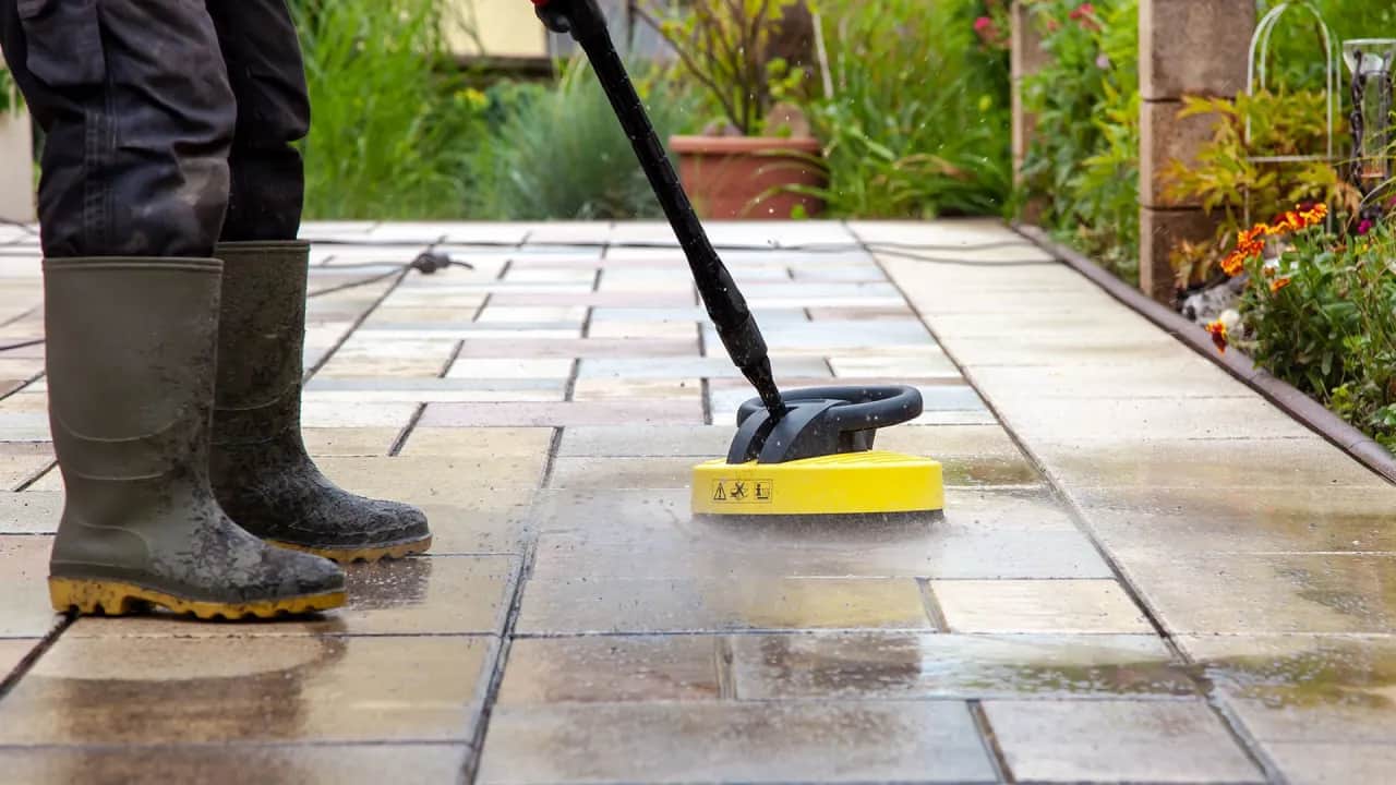 Skuteczne sposoby na wyczyszczenie kostki brukowej z cementu bez uszkodzeń