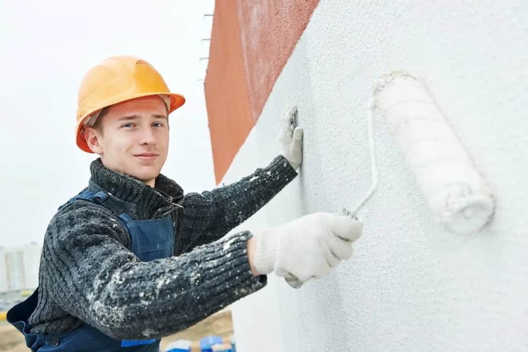Czy tynk akrylowy można malować farbą silikonową? Sprawdź, jak to zrobić.