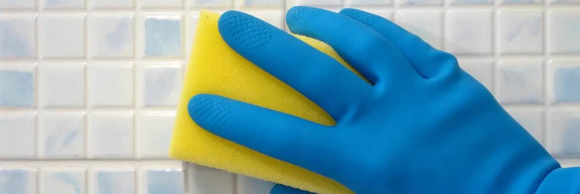 Jak usunąć pleśń z fug? Skuteczne metody na trwałe rozwiązanie problemu