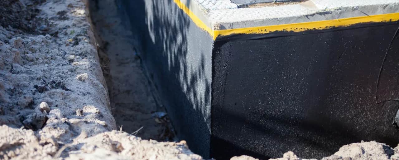 Skuteczne materiały na izolację pionową fundamentów, które ochronią przed wilgocią