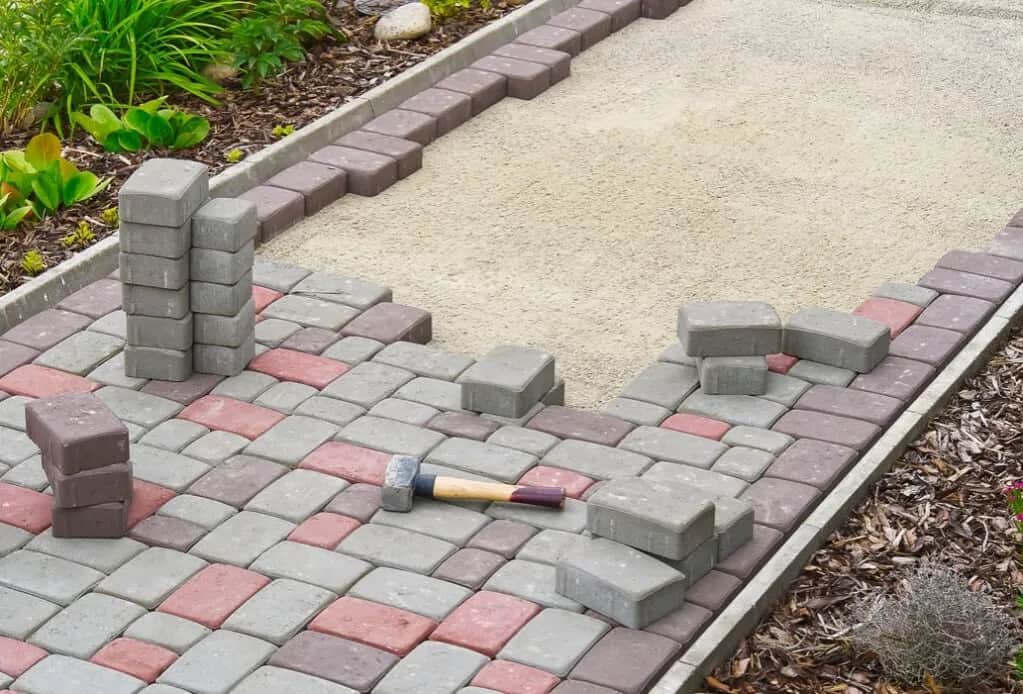 Jaki beton pod obrzeża – uniknij najczęstszych błędów i kosztów