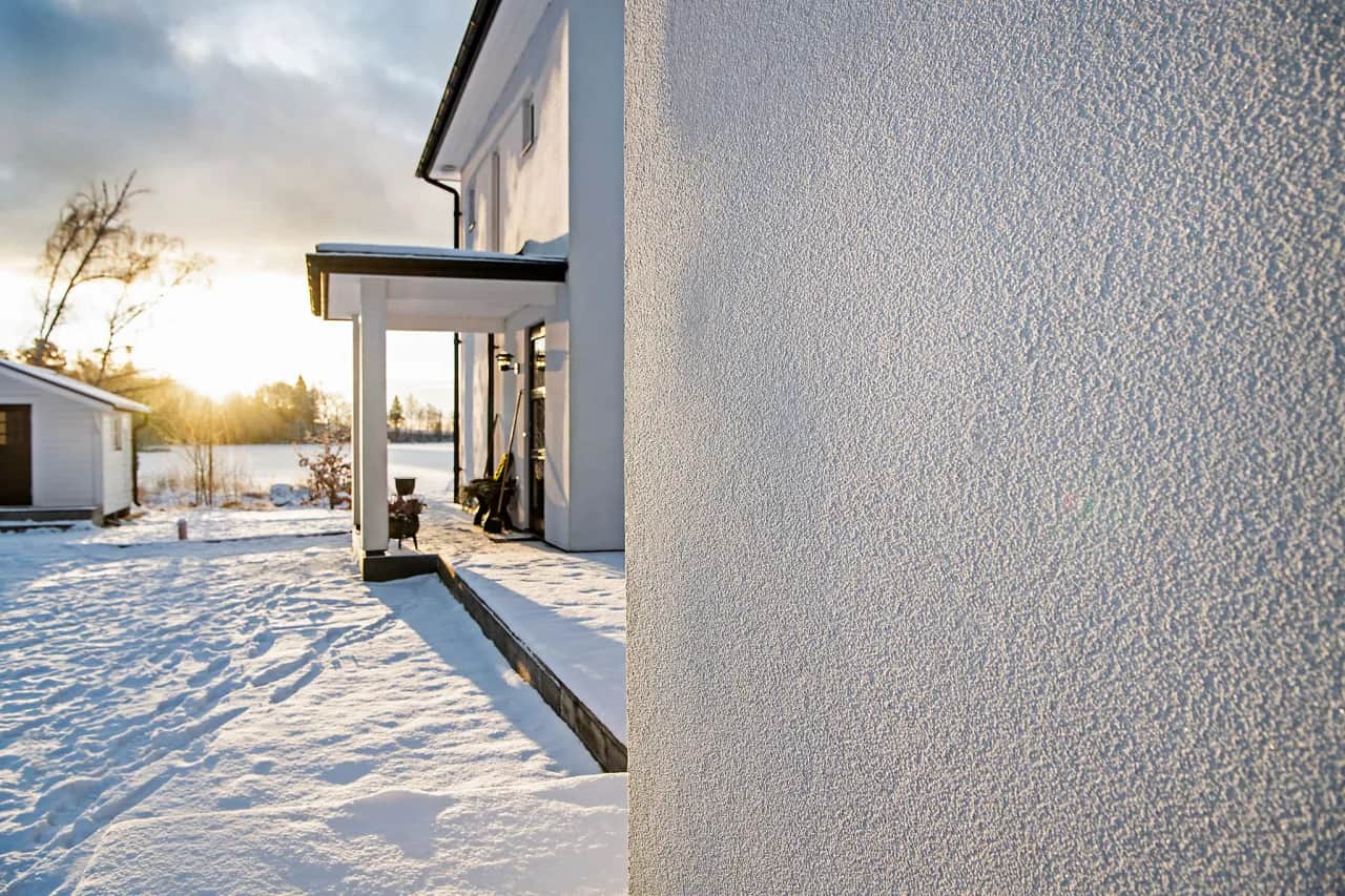 Farba czy tynk strukturalny na elewację - co wybrać dla trwałości?