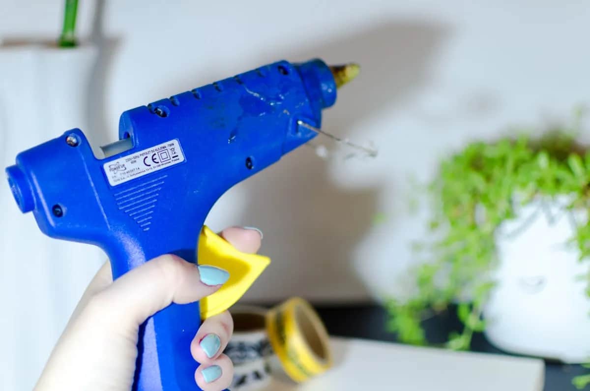 Czym przykleić zdjęcia do ściany, aby nie uszkodzić tynku?