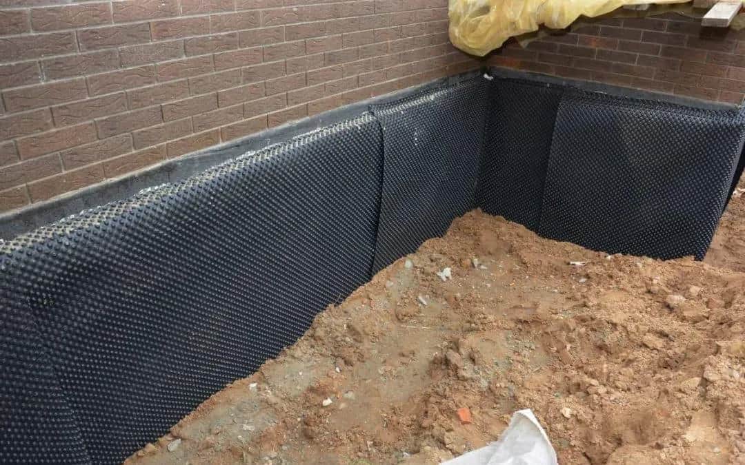 Jak wykonać izolację ścian fundamentowych, aby uniknąć wilgoci i kosztów napraw