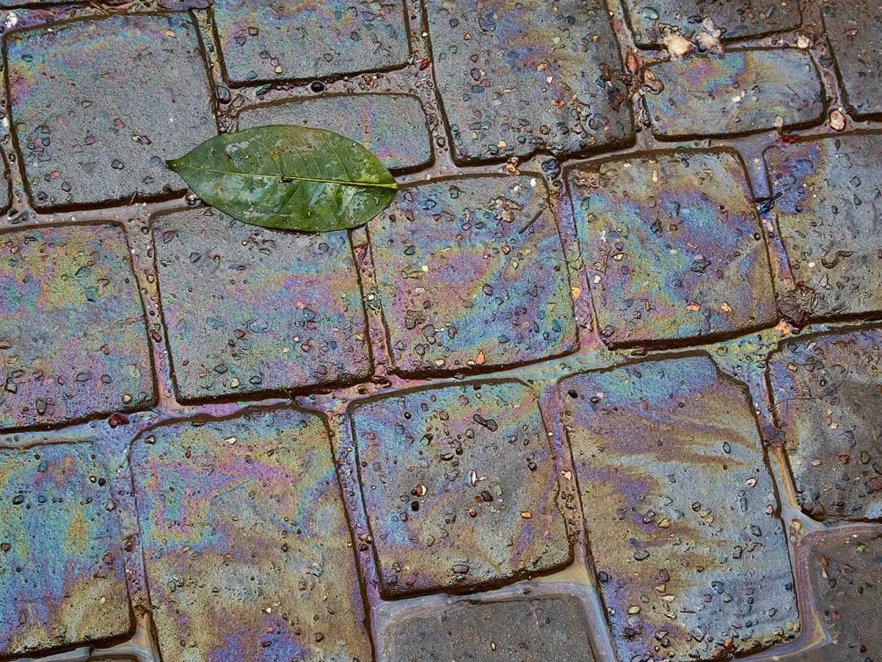 Skuteczne metody na to, czym wyczyścić kostkę brukową z oleju