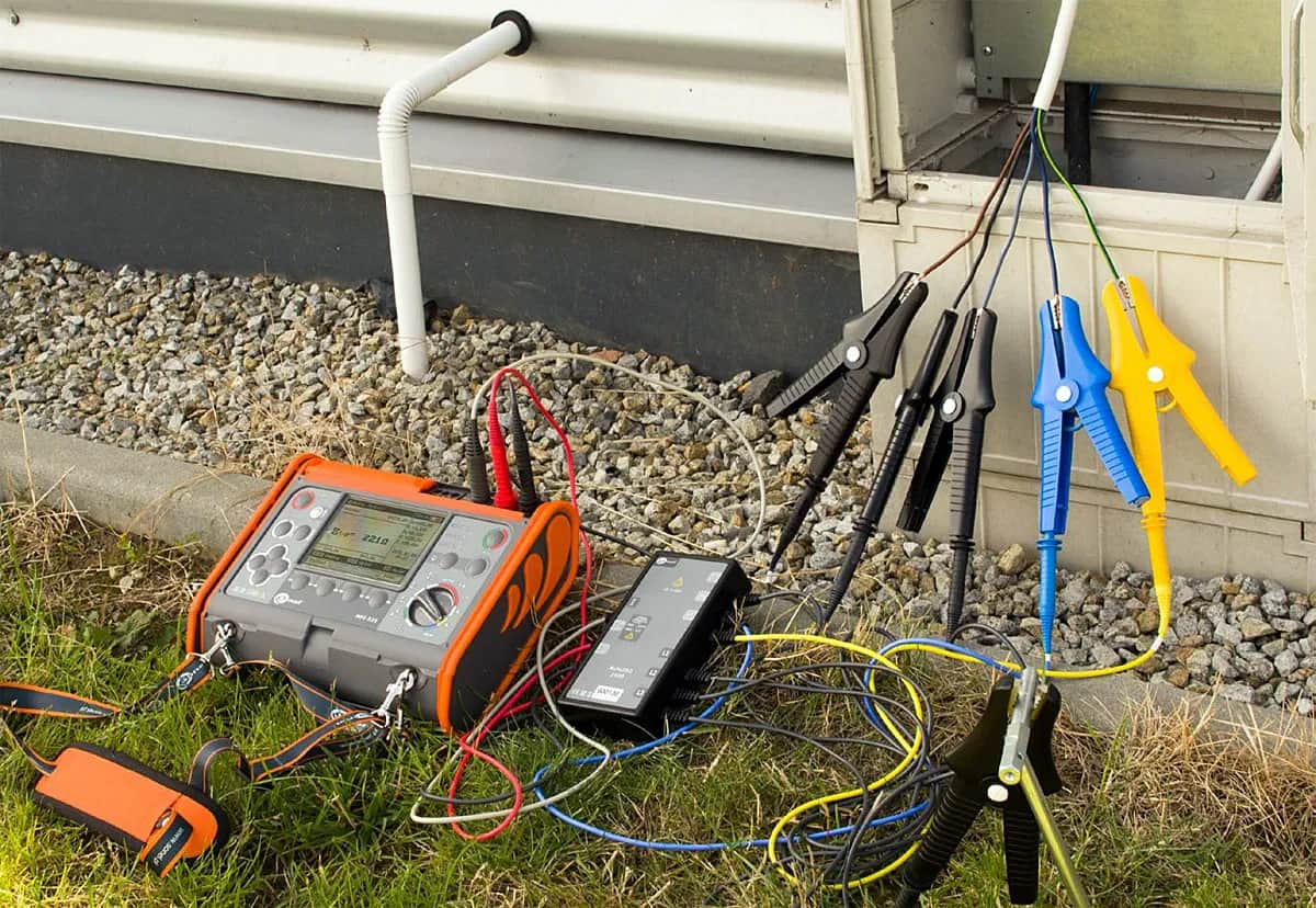 Jakimi przyrządami wykonuje się pomiary rezystancji izolacji w praktyce