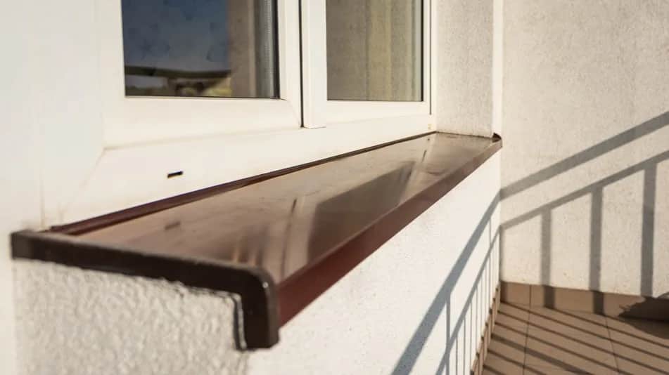 Jaką farbę do parapetu z blachy wybrać, by uniknąć łuszczenia?