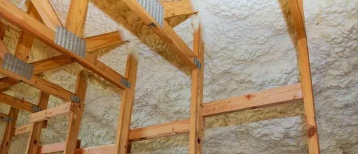 Izolacja poddasza wełna czy pianka - co wybrać dla najlepszej efektywności?