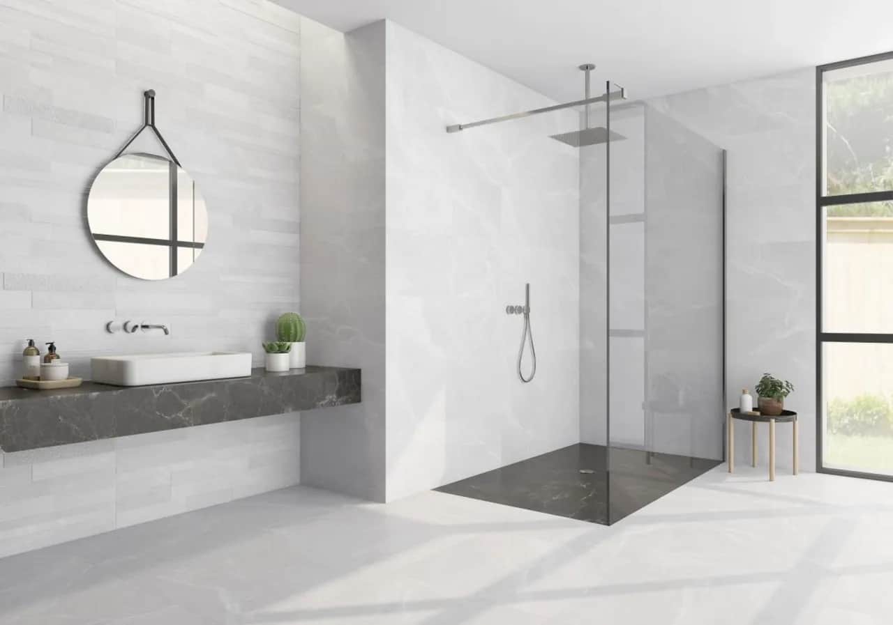 Jaką fugę do białych płytek wybrać, aby uniknąć zabrudzeń?