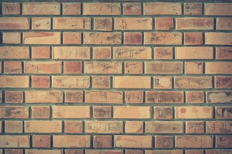 Cegły wystające co druga w murze – technika, która odmieni Twój budynek