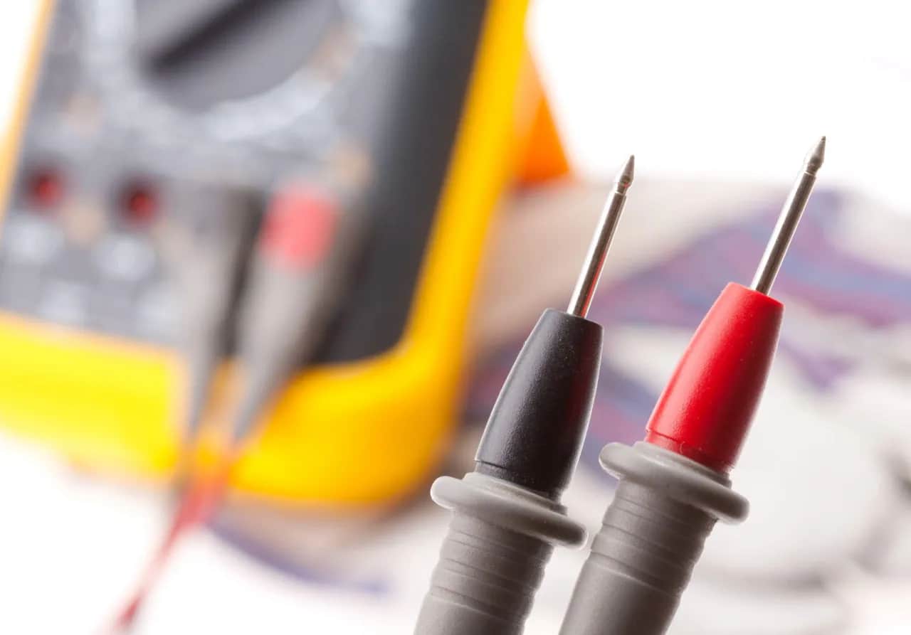 Czym mierzymy rezystancję izolacji? Kluczowe informacje i metody pomiaru