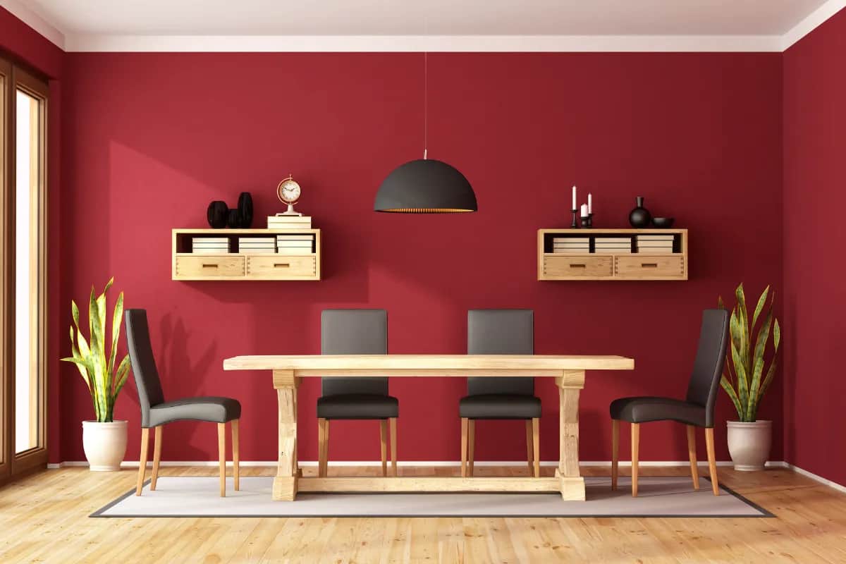 Czerwony kolor ścian z czym łączyć, aby uniknąć przytłoczenia wnętrza