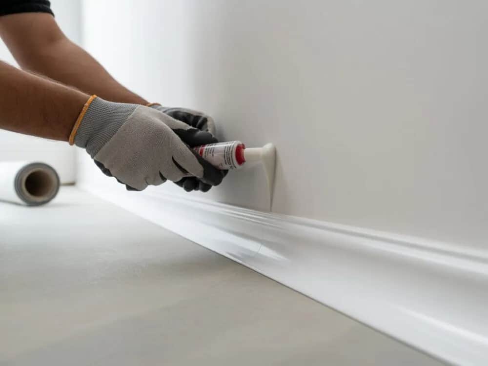 Czym przykleić listwę do ściany, aby uniknąć problemów z montażem?