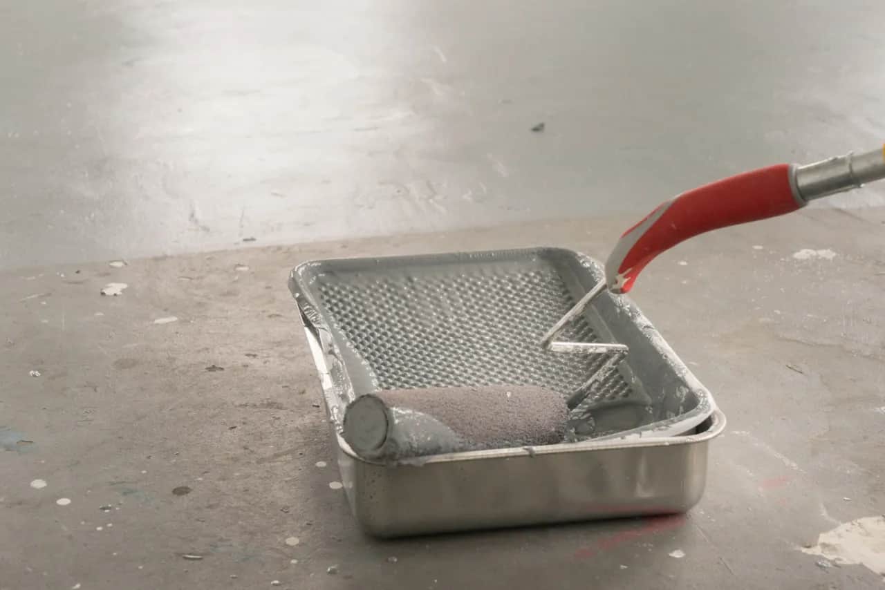 Jaką farbę do betonu na zewnątrz epoksydową wybrać, by uniknąć problemów?