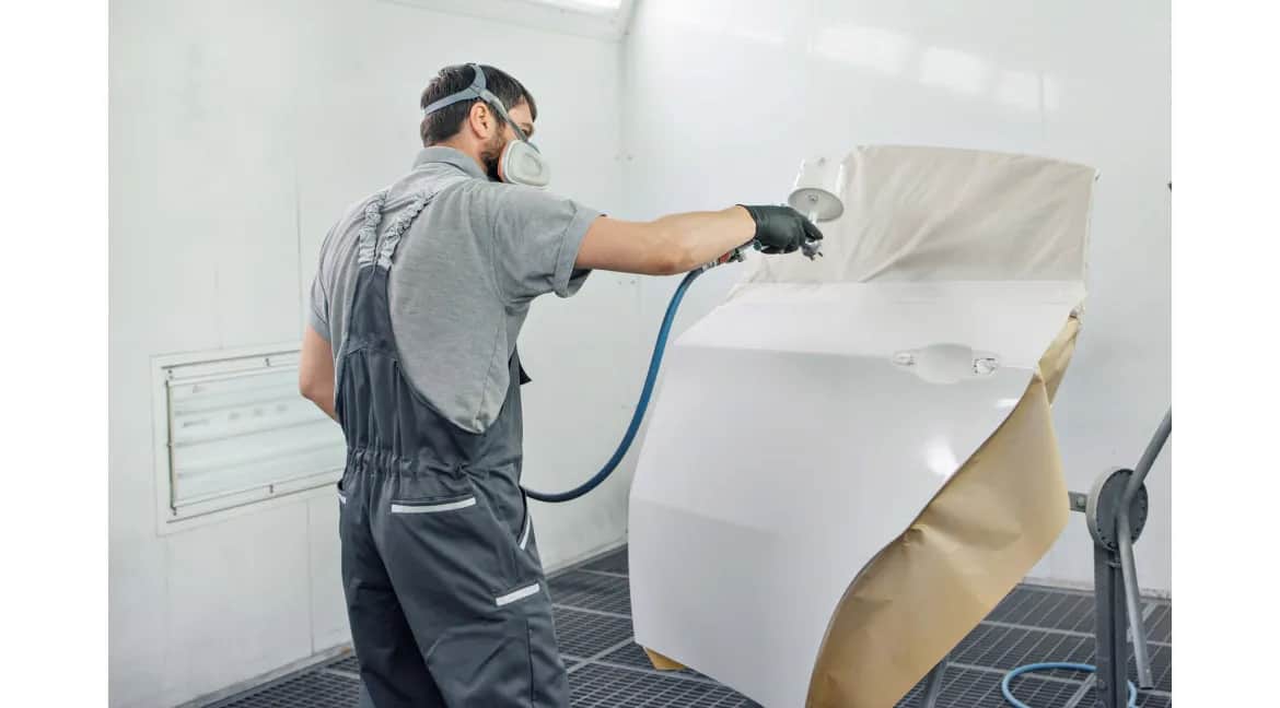 Jaką farbę na lakier bezbarwny wybrać, aby uniknąć błędów?