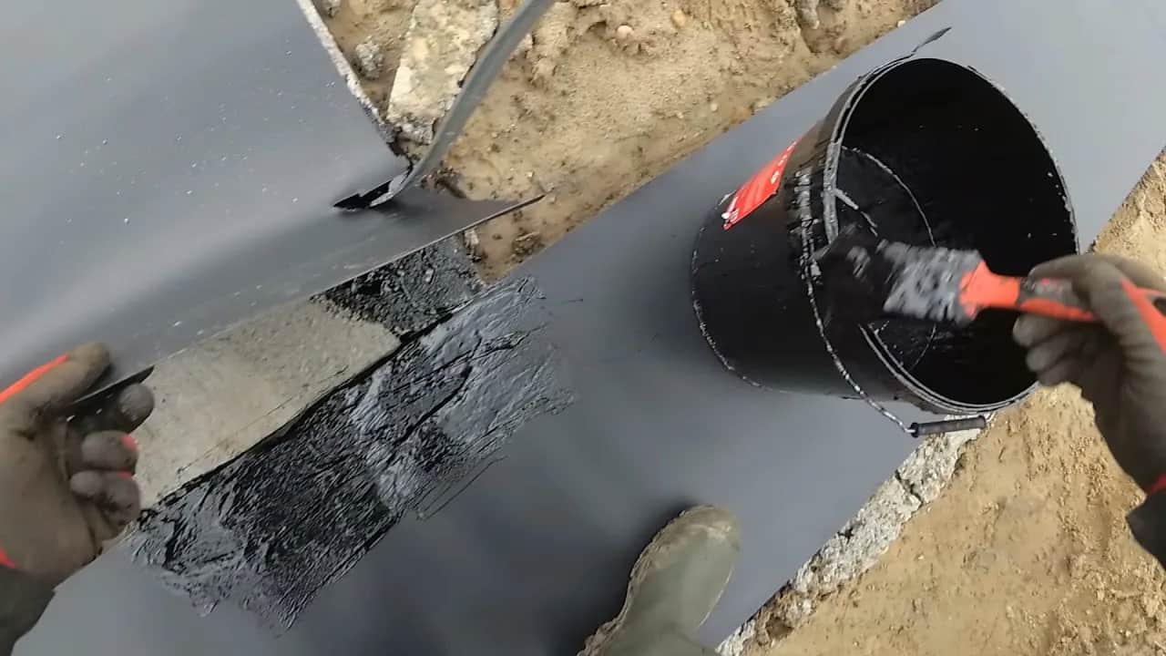 Jak wykonać izolację poziomą fundamentów, aby uniknąć kosztownych błędów