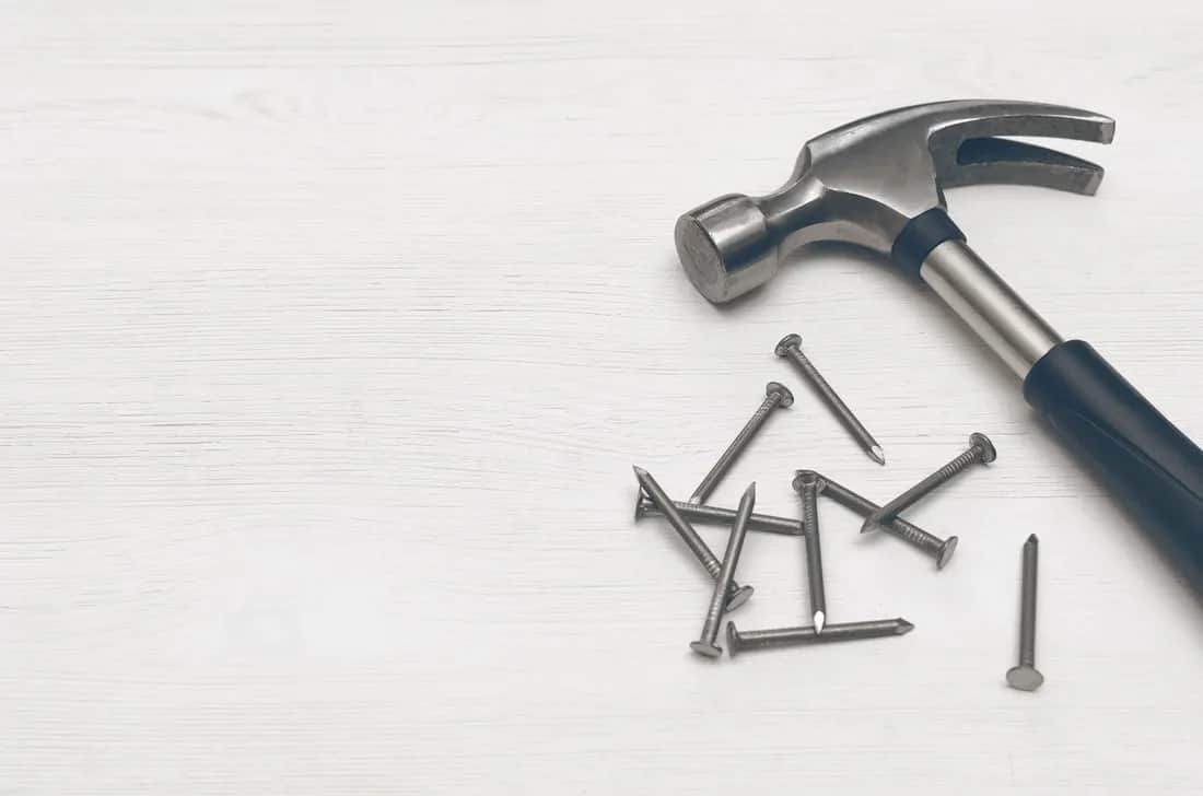 Jakie gwoździe do boazerii wybrać, aby uniknąć uszkodzeń drewna?