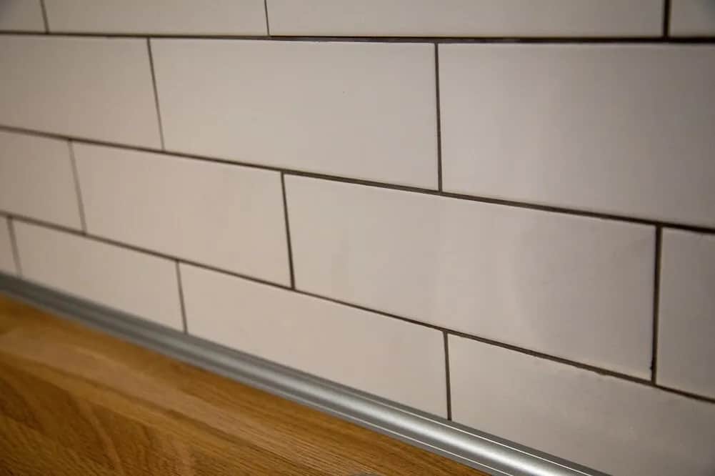 Jakie płytki na ścianę w kuchni wybrać, by uniknąć błędów?