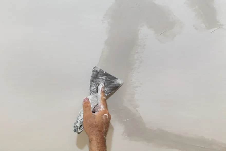 Jak zagipsować dziurę w ścianie - uniknij najczęstszych błędów