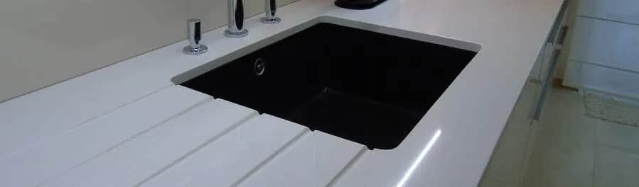 Czarny blat kuchenny konglomerat - elegancja i trwałość w Twojej kuchni