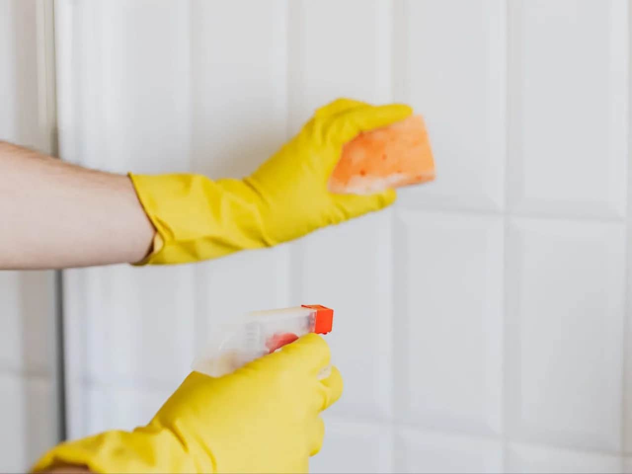 Skuteczne sposoby na to, czym zmyć zaschniętą fugę z płytek