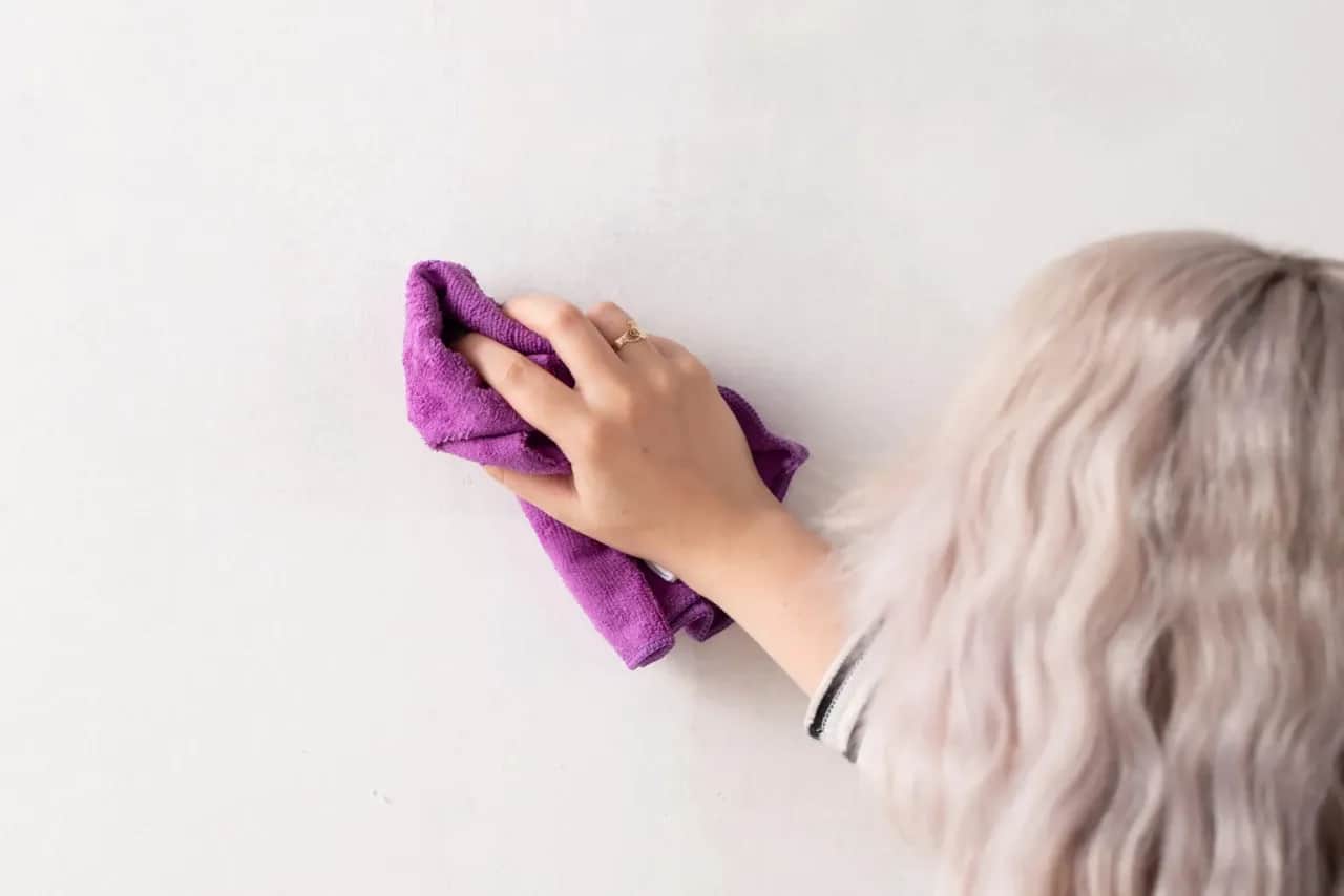 Jak usunąć klej po tapecie? Skuteczne metody na trudne resztki