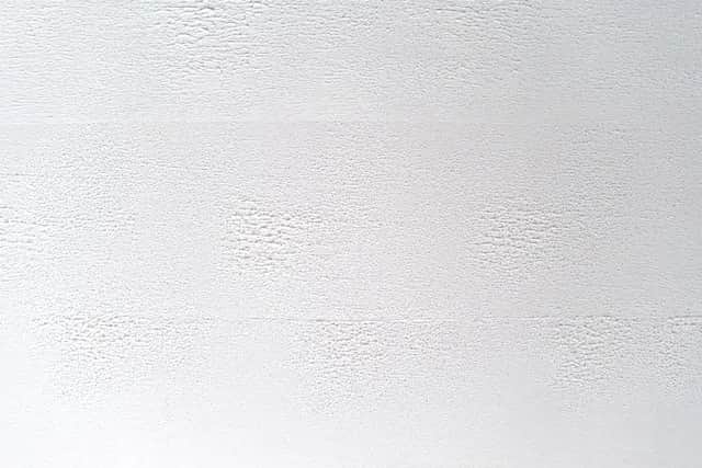 Co zrobić, gdy widoczne łączenia tapety psują efekt końcowy?