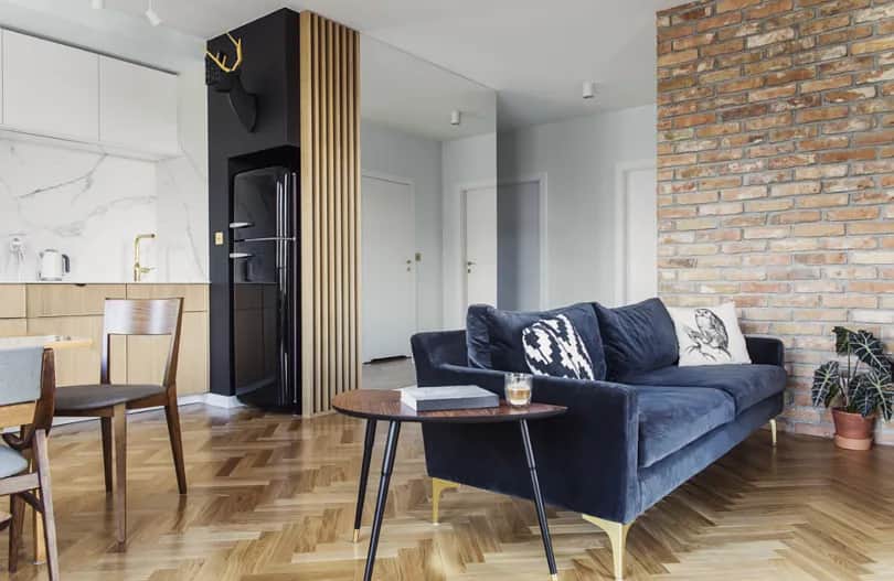 Jak łączyć tapetę ceglaną z innymi elementami, aby uniknąć chaosu?